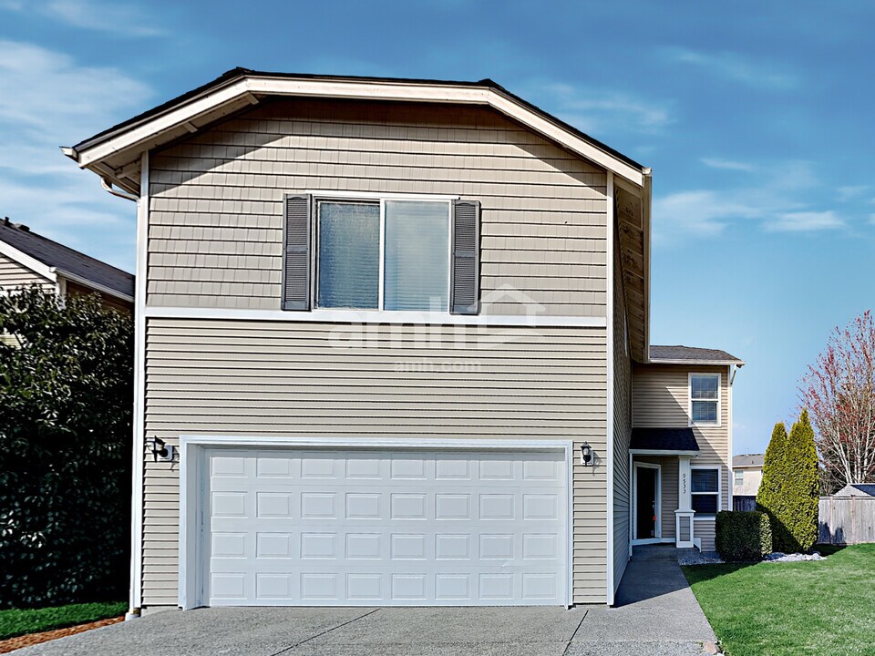 9533 187th St E in Puyallup, WA - Foto de edificio