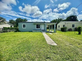 2014 NW 43rd St in Miami, FL - Building Photo