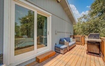 4802 Crane St in Hitchcock, TX - Building Photo - Building Photo