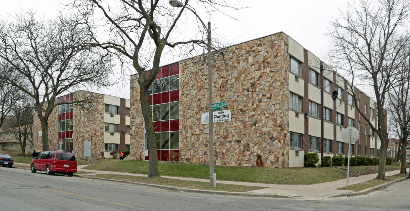 City Square Apartments in Milwaukee, WI - Building Photo