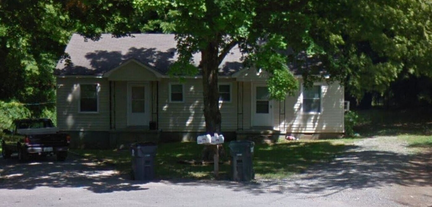 204 Sunset Ct in Clarksville, TN - Building Photo