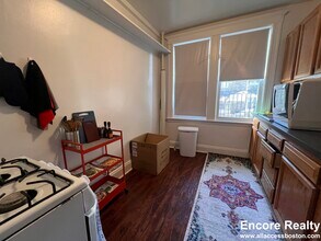 1642 Commonwealth Ave, Unit 4 in Boston, MA - Building Photo - Building Photo