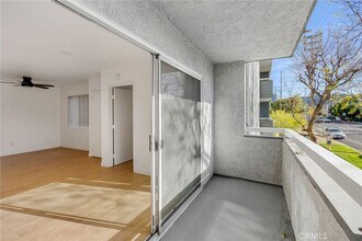 4406 Cahuenga Blvd, Unit 109 in Los Angeles, CA - Foto de edificio - Building Photo