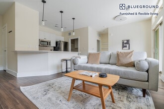 1501 W Howard Ln in Austin, TX - Foto de edificio - Building Photo