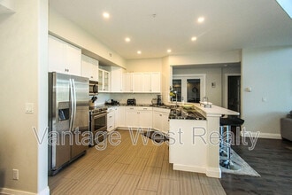 1088-1088 Sunset Dr in Kelowna, BC - Building Photo - Building Photo