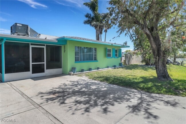 2567 Cay Cove in Matlacha, FL - Building Photo - Building Photo