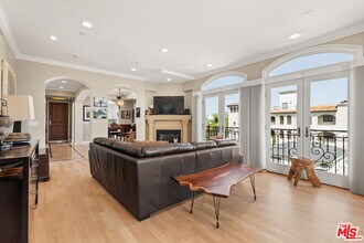1540 S Bentley Ave in Los Angeles, CA - Building Photo - Building Photo