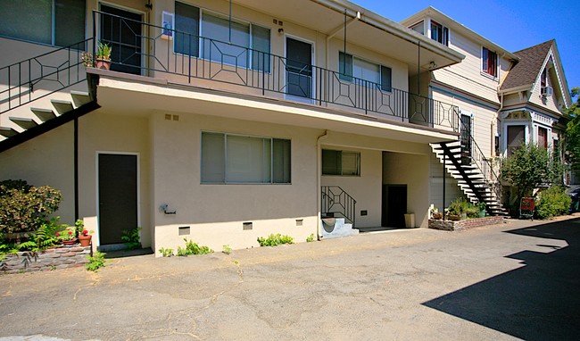 2128 Alameda Ave in Alameda, CA - Foto de edificio - Building Photo