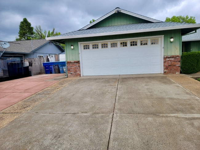 1550 Sterling Dr in Redding, CA - Building Photo - Building Photo