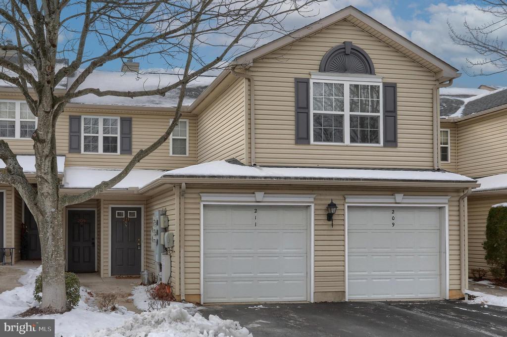 211 Sparrow Rd in Hummelstown, PA - Building Photo