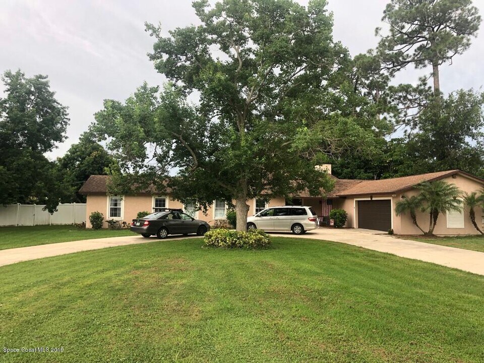 525 Hidden Creek Dr in Merritt Island, FL - Building Photo