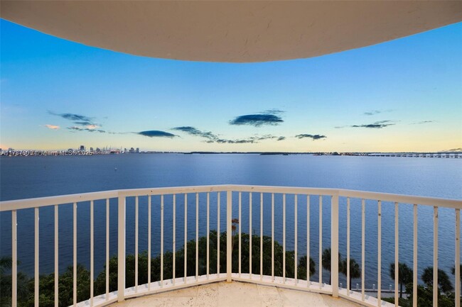 1420 Brickell Bay Dr in Miami, FL - Building Photo - Building Photo