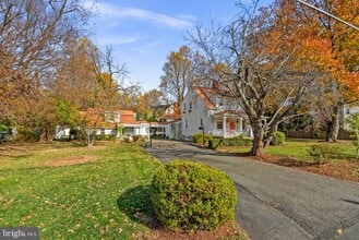 10130 Blake Ln in Oakton, VA - Foto de edificio - Building Photo