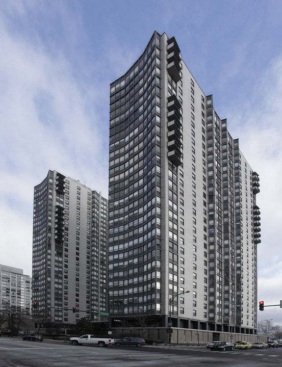 Hollywood Towers in Chicago, IL - Building Photo