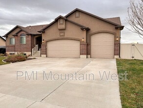 2241 W 2475 N in Clinton, UT - Building Photo - Building Photo
