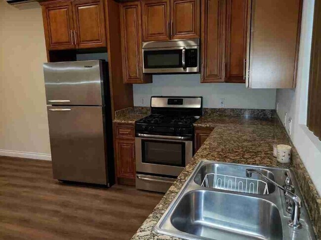 1010 Florence Pl-Unit -HM in Glendale, CA - Foto de edificio - Building Photo
