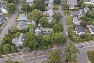 516 Oldfield Rd in Fairfield, CT - Foto de edificio - Building Photo