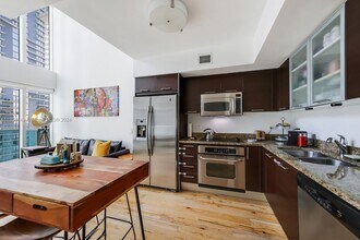 41 SE 5th St, Unit #1410 in Miami, FL - Foto de edificio - Building Photo
