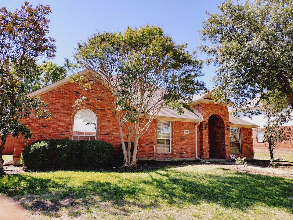 5802 Edinburg Dr in Richardson, TX - Building Photo