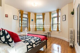 1249 Beacon St, Unit #2 in Brookline, MA - Foto de edificio - Building Photo