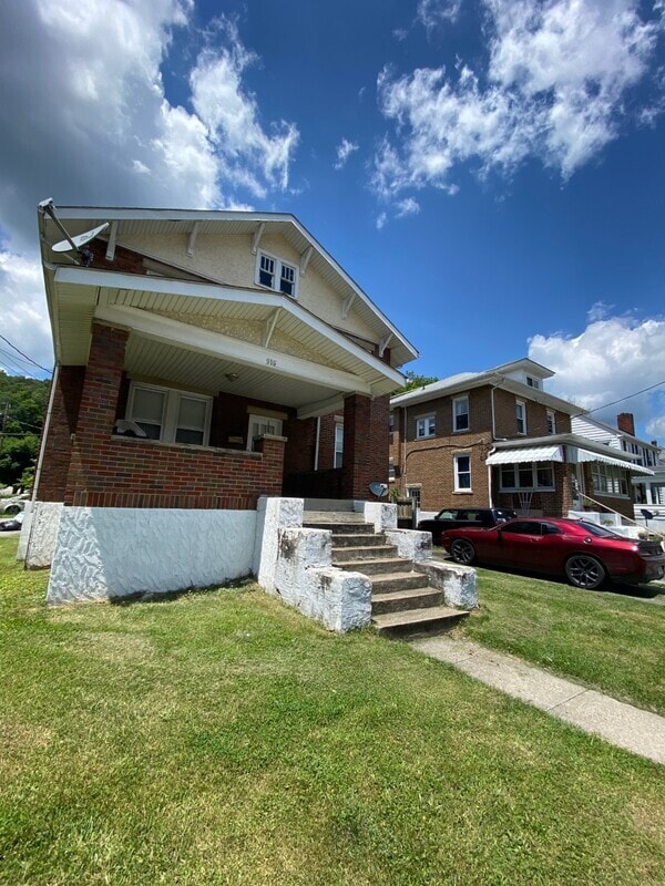 916 College Ave in Bluefield, WV - Building Photo - Building Photo