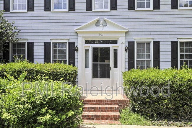 301 Perry Creek Dr in Chapel Hill, NC - Building Photo - Building Photo