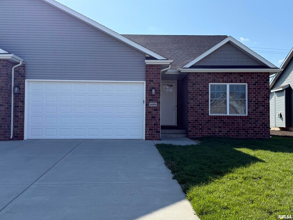 4509 Castle Pines Dr in Springfield, IL - Building Photo