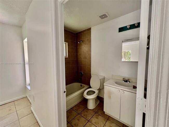 937 SW 8th Pl in Homestead, FL - Building Photo - Building Photo