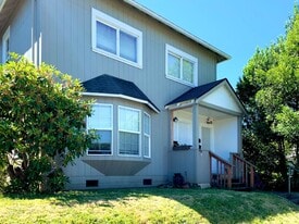 933 S 4th St in Coos Bay, OR - Building Photo