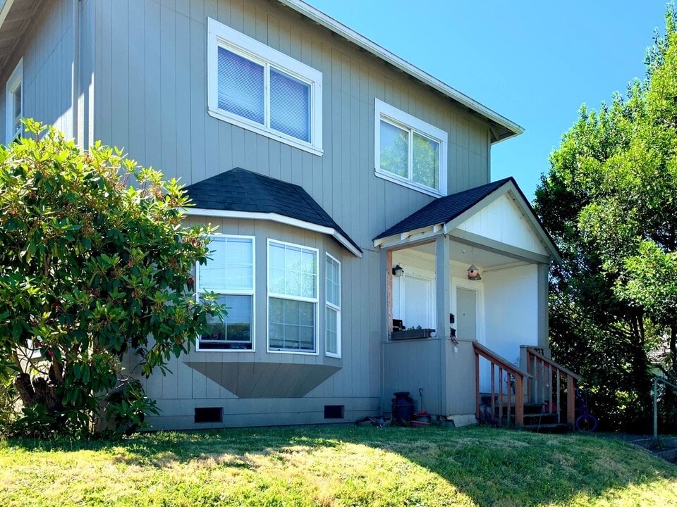 933 S 4th St in Coos Bay, OR - Building Photo
