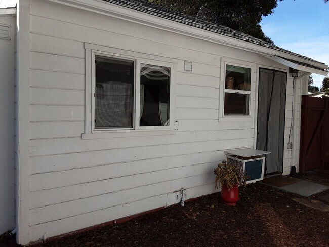 684 B St-Unit -2 in Martinez, CA - Building Photo - Building Photo