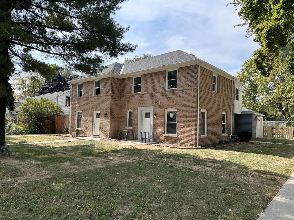 1810 White St in Des Plaines, IL - Building Photo