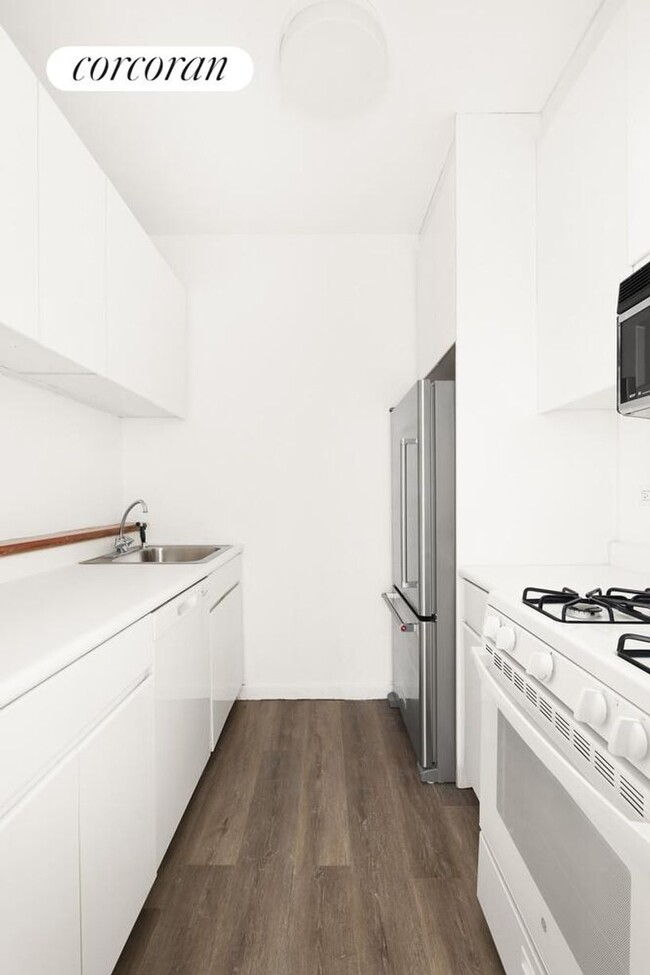188 E 64th St in New York, NY - Building Photo - Building Photo