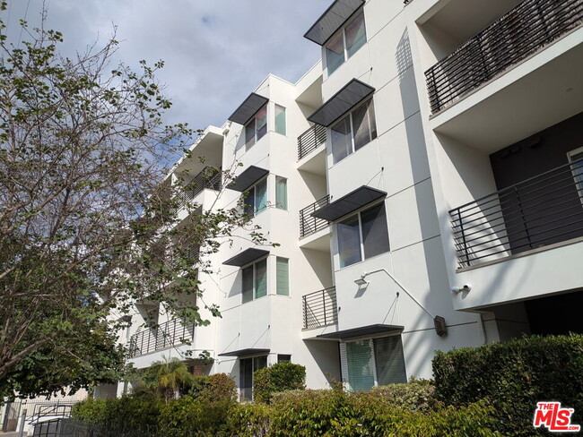 3061 W 12th Pl in Los Angeles, CA - Building Photo - Building Photo