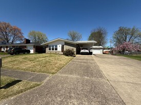 663 Redwood Dr in Clarksville, IN - Building Photo