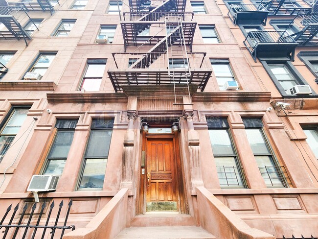 169 E 102nd St in New York, NY - Building Photo - Building Photo