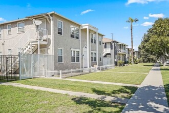4451 Atlantic Ave in Long Beach, CA - Foto de edificio - Building Photo