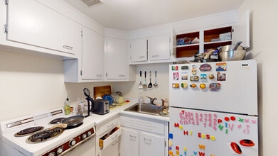 1073 Beacon St, Unit 1 in Brookline, MA - Foto de edificio - Building Photo
