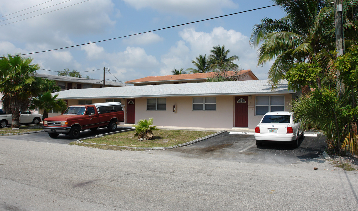 921-925 SW 15th Ter in Fort Lauderdale, FL - Building Photo