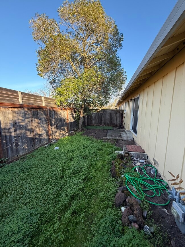1240 Martha Way, Unit 1240 Martha Way in Santa Rosa, CA - Foto de edificio - Building Photo