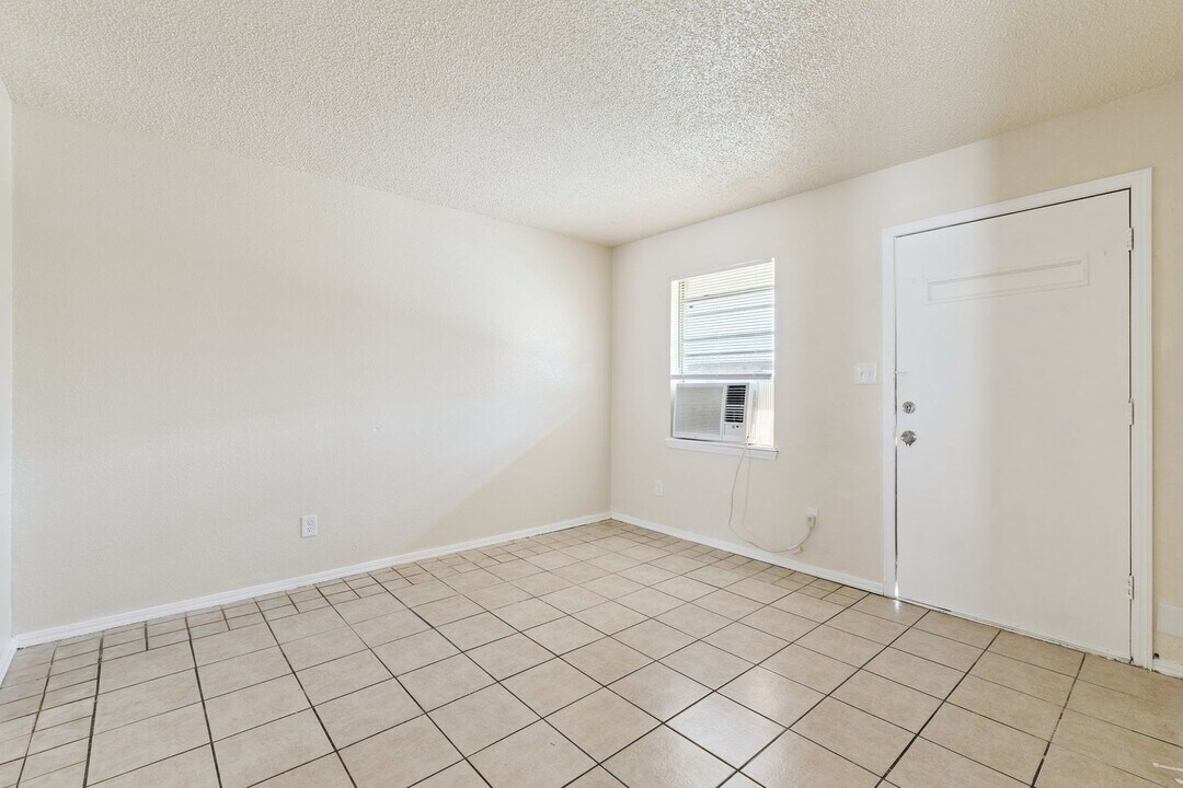 217 Fourth St in Noble, OK - Building Photo