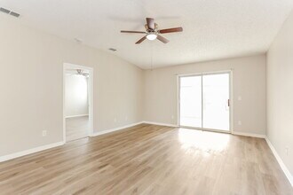 3416 International Village Dr W in Jacksonville, FL - Building Photo - Building Photo