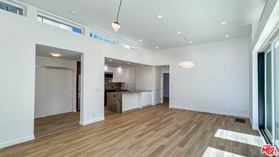 946 Lucile Ave in Los Angeles, CA - Building Photo - Building Photo