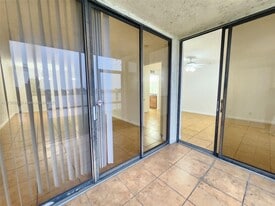 3300 NW 46th St, Unit 102 in Fort Lauderdale, FL - Building Photo