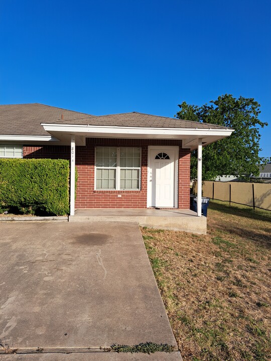 801 N Rhomberg St in Burnet, TX - Building Photo