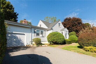 8 Fenner Ave in Newport, RI - Building Photo - Building Photo
