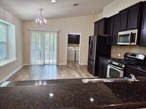 2032 Nestlewood Dr in Austin, TX - Foto de edificio - Building Photo