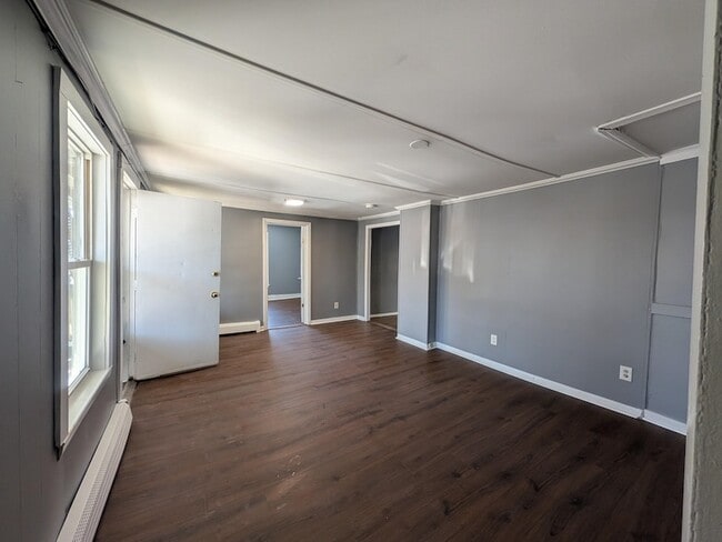 13-15-15 Walnut St, Unit 3 in Claremont, NH - Foto de edificio - Building Photo