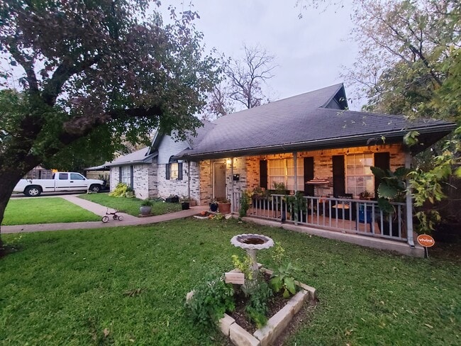 1607 North 15th A Street in Waco, TX - Foto de edificio - Building Photo