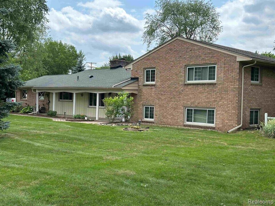 5940 Burnham Rd in Bloomfield Township, MI - Building Photo